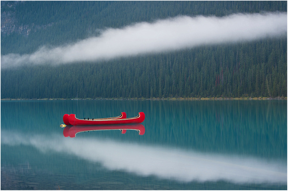 red canoes on Lake Louise 10 189